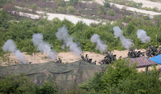 ) 7일 경기 포천시 승진과학화훈련장에서 열린 2023 연합·화동 화력 격멸훈련에서 곡사포가 사격 시범을 보이고 있다. 연합뉴스